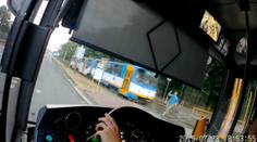 Okamžik hrůzy! Muž spěchal na autobus, málem ho smetla tramvaj