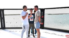 Till a Whittaker si pohlédli do očí! Staredown se konal přímo na pláži