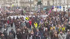 Paříž je stále plná demonstrantů. Macron se občany snažil uklidnit skrz projev