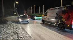 Česko ochromil sníh a led. D6 byla uzavřená, řidiči bourali, kamiony stály