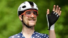 Romantika v Paříži. Cyklista po dojezdu slavné Tour požádal přítelkyni o ruku
