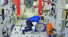 Astronauti se ve vesmíru nenudí. Posilují přímo na palubě modulu