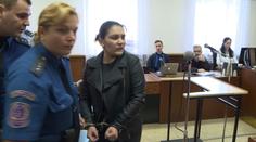 Padl rozsudek, pak se strhla bitka. Žena plivla i na svou obhájkyni