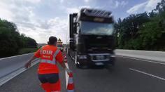 Kousek od smrti. Hrozivé video ukazuje, jak riskantní je práce na silnicích