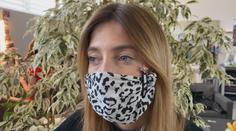 Lidé nosí na rouškách sponky. Až odhalíte důvod, možná se zastydíte