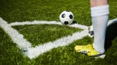 To byl trapas. Fotbalista močil přímo na hřišti, vyfasoval za to červenou