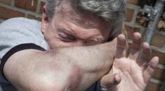 Kvůli pivu a 3 tisícům brutálně zmlátili seniora. Kopali ho do hlavy