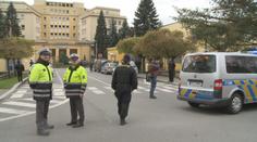 V třinecké nemocnici střílel muž se samopalem. Policie zadržela dva lidi