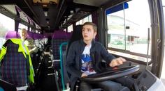VIDEO: Šestnáctiletý kluk sedl za volant autobusu! Všichni jen zírali