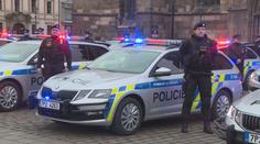 Policisté v Plzni dostali nová auta. Pochlubili se s nimi na náměstí
