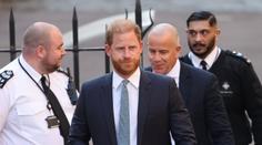 Princ Harry se mimořádně vrátil do Británie. Přijel, aby se soudil
