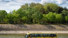 Obojživelný autobus se zasekl v Dunaji! Turisty museli evakuovat