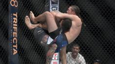 Ortega uškrtil Swansona z unikátní pozice. Je v tom nejlepší v UFC?