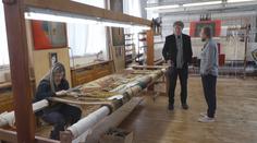 Unikátní manufaktuře koberců hrozí konec. Její gobelíny jsou i v Parlamentu