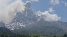 V Indonésii vybuchl vulkán Merapi. Lávu chrlí kilometry daleko