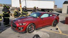 Zbláznili se? Hasiči totálně zničili nejvýkonnější Mustang-Shelby GT500