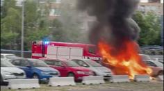 Zásah hasičů v Hlubočepích, auto shořelo kvůli technické závadě