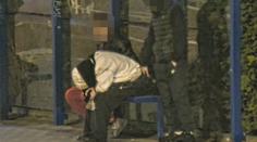 Spící muž na zastávce se stal terčem zlodějů. Na kamerách je však sledovali strážníci