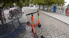 Lidé na elektrokoloběžkách by měli nosit helmy, myslí si experti