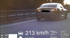 Řidič tesly se hnal po dálnici 213 km/h. Zřejmě přijde o řidičák