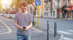 Chodci loni zavinili přes tisíc nehod! Silnice přechází zahledění do mobilů