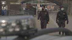 Ubývají záchranáři, policisté i hasiči. Jsou nakažení nebo v karanténě