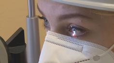 Doktoři našli lék na syndrom suchého oka: Začali vyrábět kapky z krve pacienta