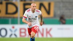 Výbuch emocí! Obránce Hamburku napadl fanouška na tribuně