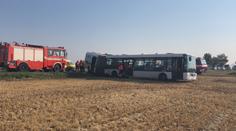 Rychle jedoucí autobus u Prahy havaroval do pole, zranili se čtyři lidé