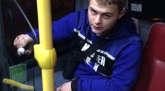 Cestující natáčel v autobuse vandala, mladík ho zmlátil a utekl