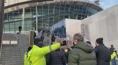 Velká Británie se chce do půl roku vrátit k normálnímu životu