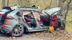 Po havárii zůstalo porsche na kusy. Pro vážně zraněného muže letěl vrtulník
