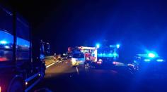 Chodec šel v noci po dálnici, auto ho srazilo a další přejelo