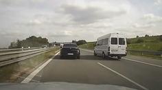 Černé BMW letělo po D1 dvoustovkou. K řidičově smůle přímo kolem policistů