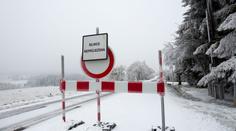 Česko zasypal sníh! Komplikace v dopravě, uzavřená silnice