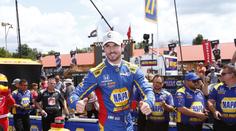 Strhující závod IndyCar: 114 předjetí na trati a triumf Rossiho