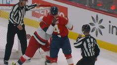 Kuriozita v NHL. Hráči se mezi sebou porvali, nezastavil je ani vstřelený gól