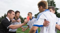 Exemplární tresty za napadení sudího v Meziboří: Roky bez fotbalu pro oba agresory