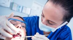 Hrozivý zážitek z turecké kliniky. Žena má zničených 8 zubů a trápí ji bolesti