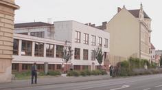 Dívku útočící nožem na spolužáky zastavil ředitel. Předal ji policistům