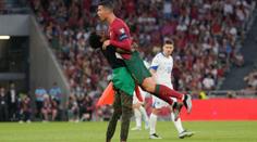 Fanoušek se během utkání vrhl na Ronalda. Dokonce ho zvedl do vzduchu