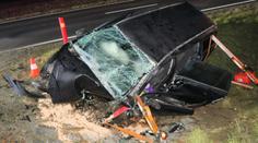Řidič ve vysoké rychlosti sešrotoval auto. Zemřel na místě, dívka bojuje o život