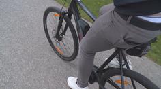 S nástupem elektrokol přibývá zraněných cyklistů. Senior po pádu do potoka zemřel