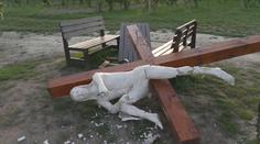 Vandal zničil kontroverzní kříž. Ježíš na něm seděl a popíjel víno