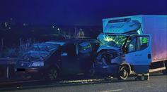 Dodávka smetla na dálnici D8 dva muže, kterým se zřejmě porouchalo auto