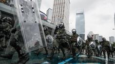 Vodní děla, slzný plyn a plameny v ulicích, situace v Hongkongu se vyostřuje!