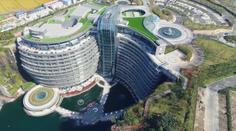 Luxusní ráj v Šanghaji! Tento hotel postavili v zatopeném lomu