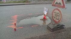 Výmol čekal na opravu měsíce, stal se slavným díky místním obyvatelům