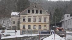 Výbuch a požár domu v Liberci. Záchranáři ošetřili 10 lidí