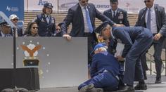 Strach o Joea Bidena. Prezident se při ceremonii skácel k zemi
